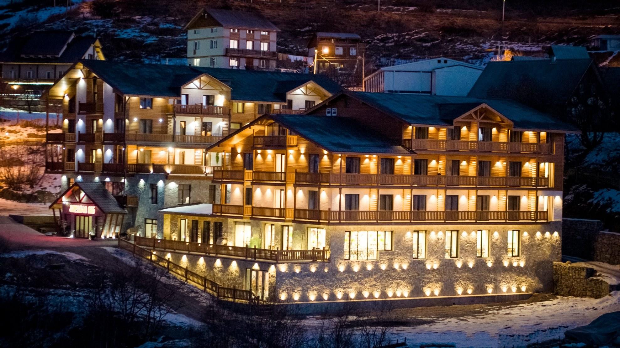 Gudauri Inn Bagian luar foto The hotel complex at the resort