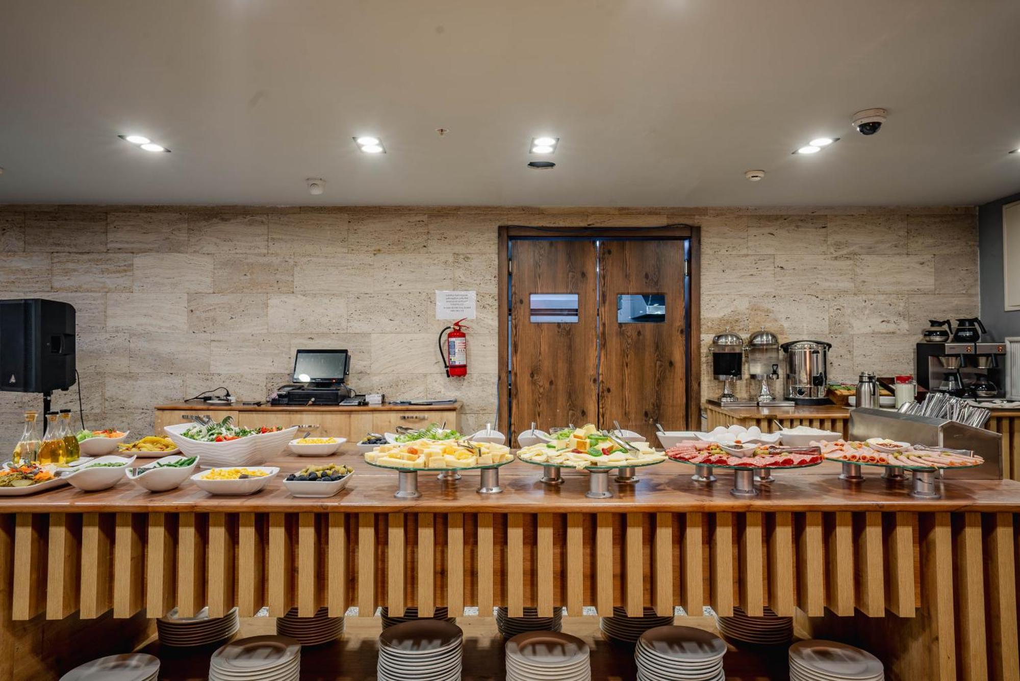 Gudauri Inn Bagian luar foto The buffet at the restaurant