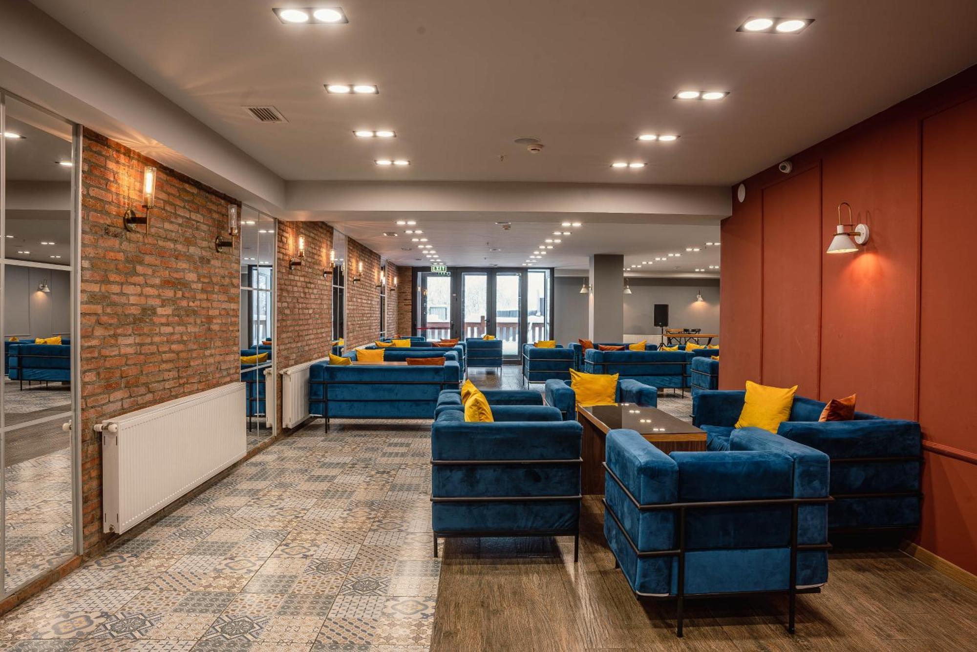 Gudauri Inn Bagian luar foto The interior of the business lounge at the airport
