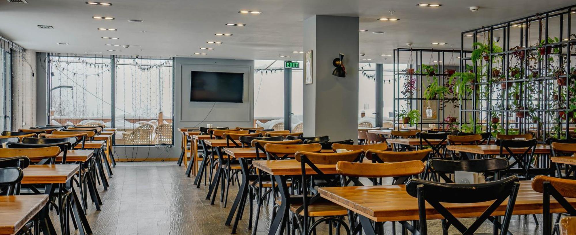 Gudauri Inn Bagian luar foto The restaurant at the 10th floor