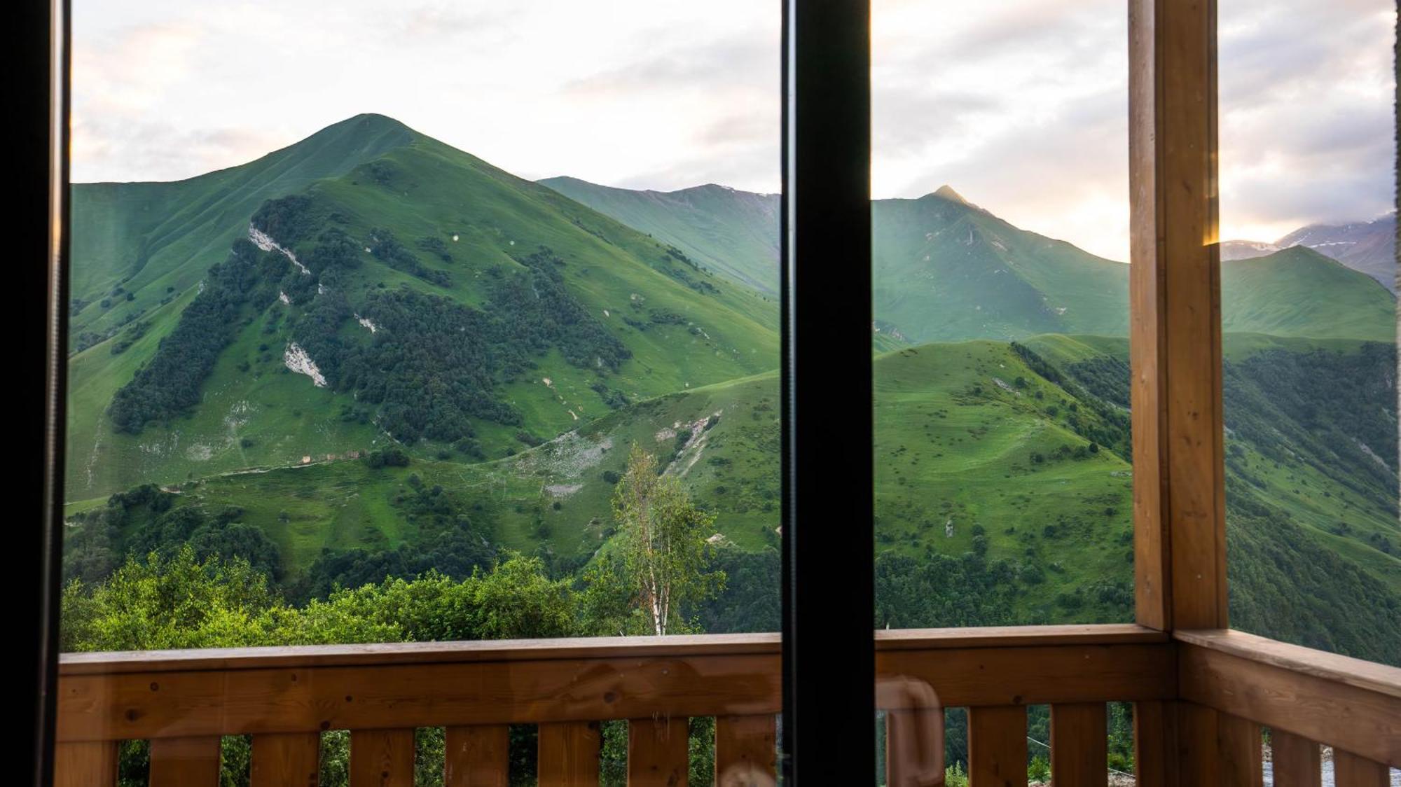Gudauri Inn Bagian luar foto View of the range from the resort town of Rosa Khutor
