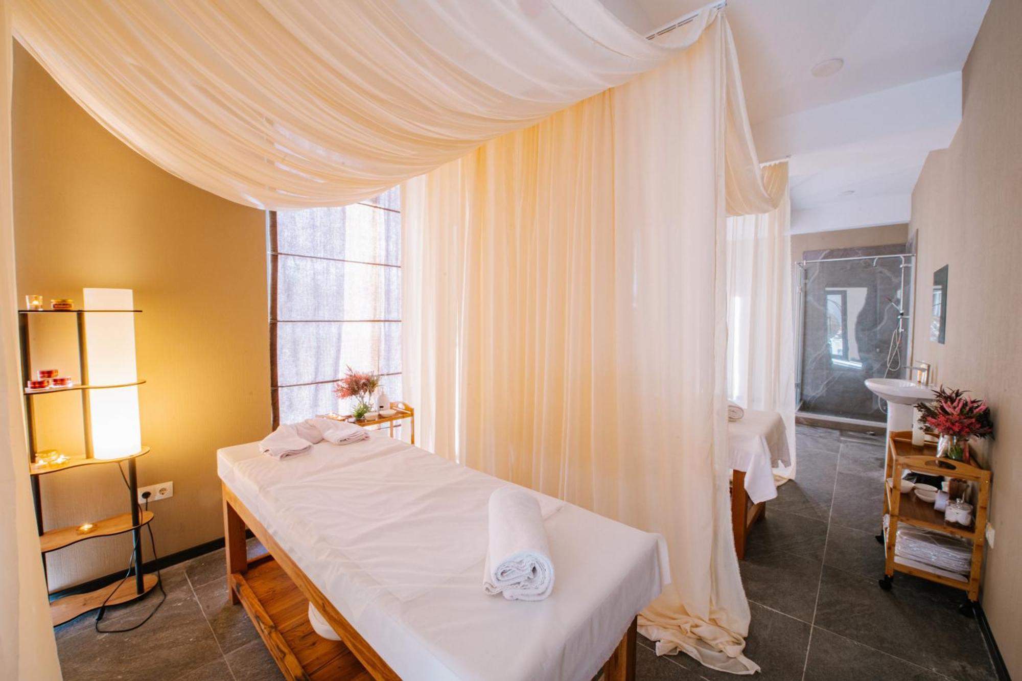 Gudauri Inn Bagian luar foto A massage bed
