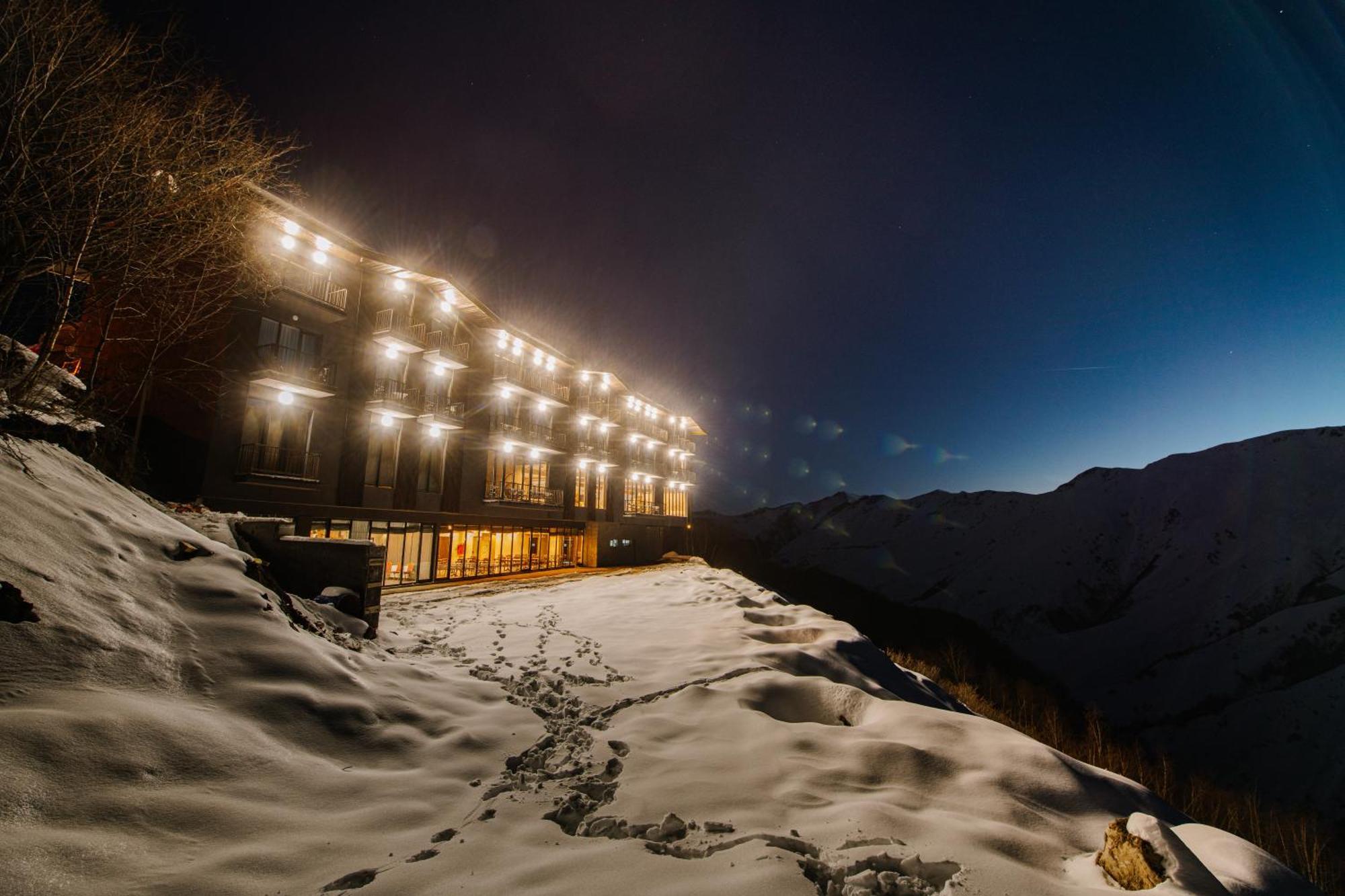 Gudauri Inn Bagian luar foto The hotel at night