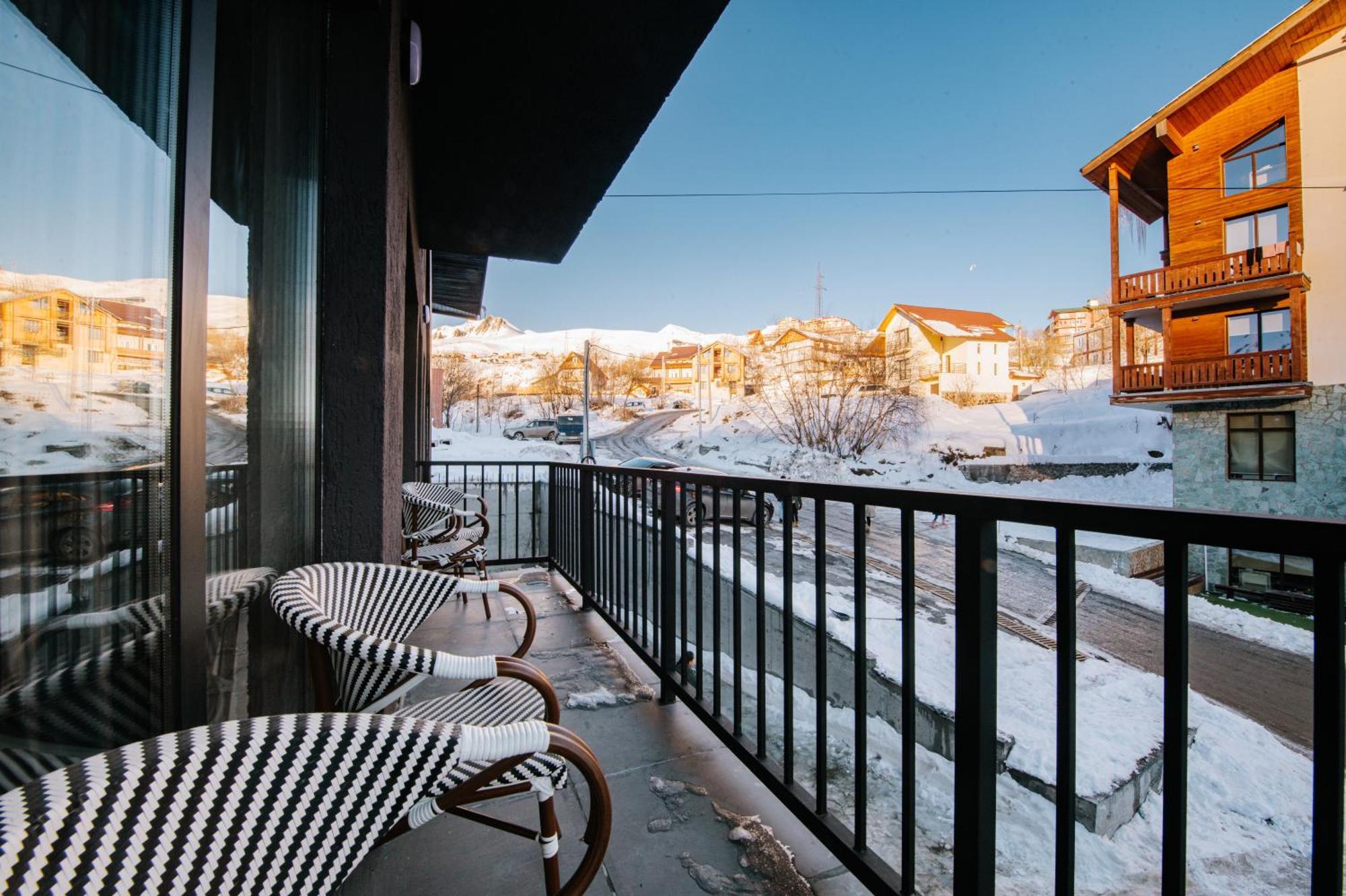 Gudauri Inn Ruang foto A balcony in the winter